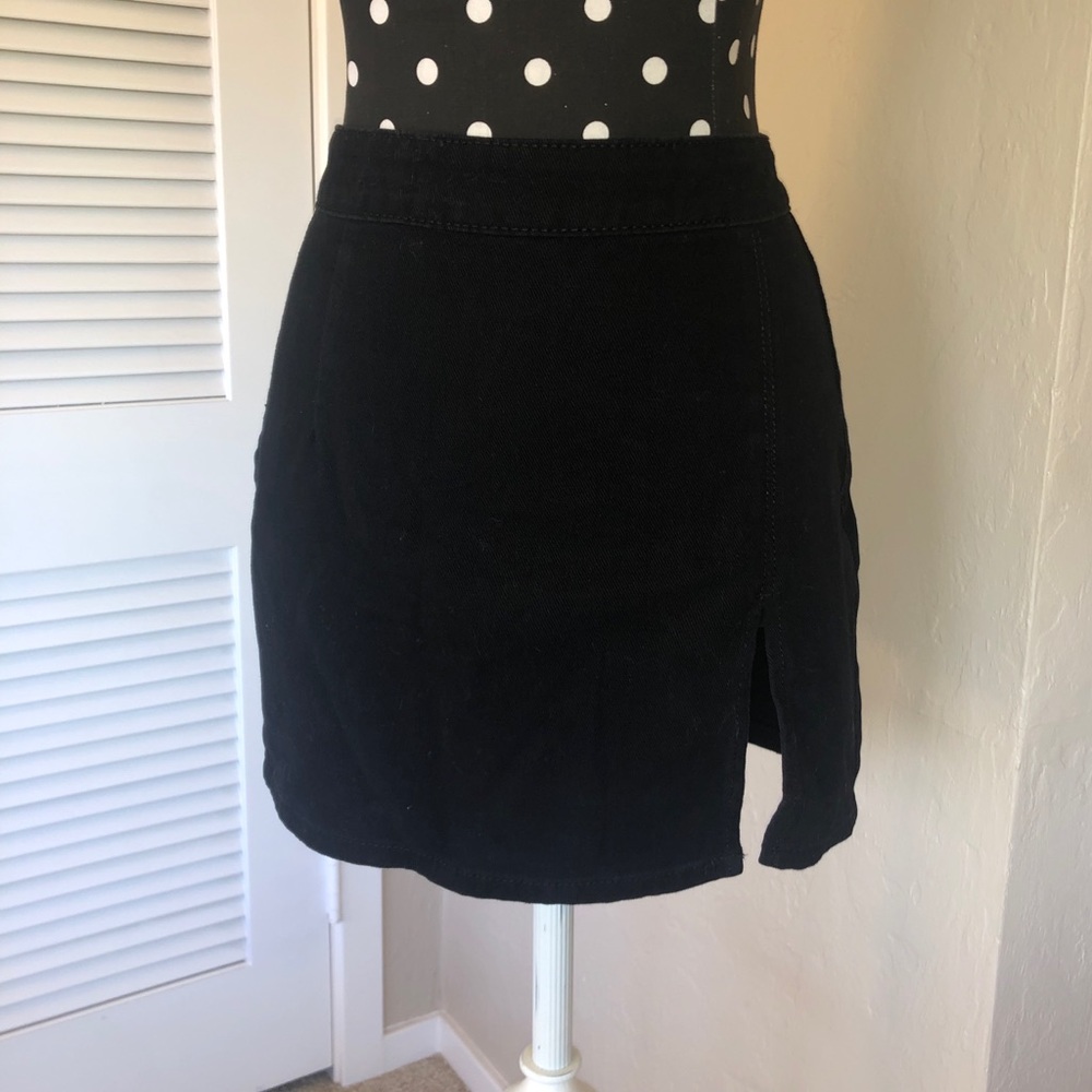 Black mini skirt with slit